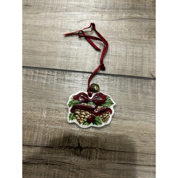 Longaberger Other - LONGABERGER Basket Pinecones‎ Merry Christmas Tie-On ornament 2005